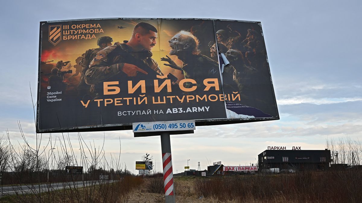Co se píše na billboardech, které lákají Ukrajince do armády